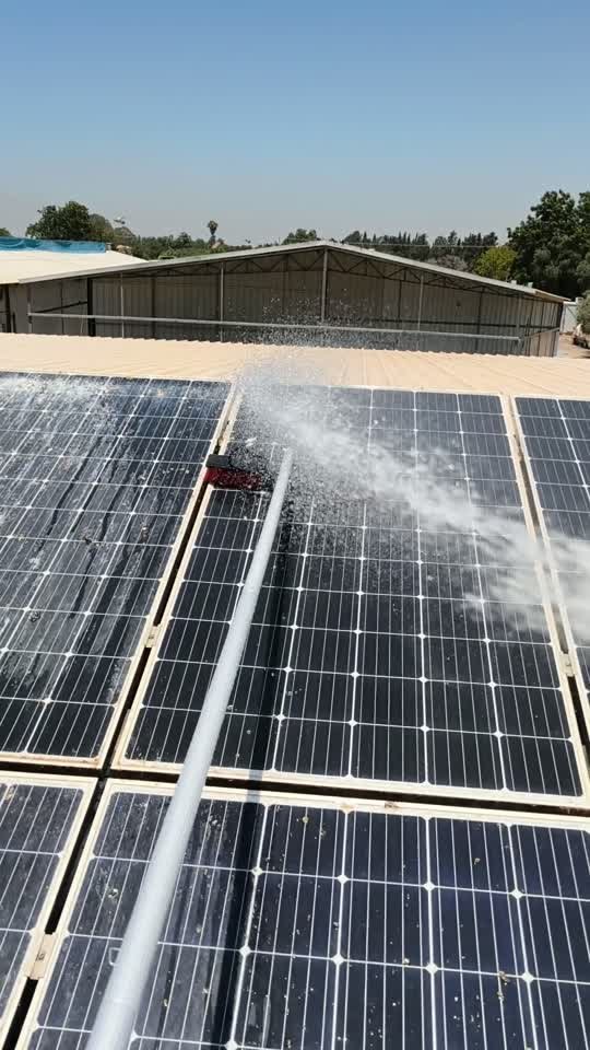שטיפת מערך פאנלים סולאריים על גג במים